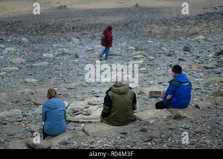 Touristen am Poldark Gunwalloe Cornwall, wo gefilmt wurde. Stockfoto