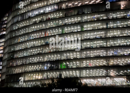 Bewusste Unschärfe und Zoom auf generische Bürogebäude, am 29. Oktober 2018 in London, England. Stockfoto