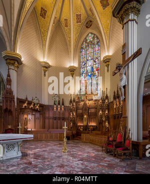 Altar und Heiligtum der Kathedrale der Unbefleckten Empfängnis (1860) auf 1122 S Clinton Street in Fort Wayne, Indiana Stockfoto