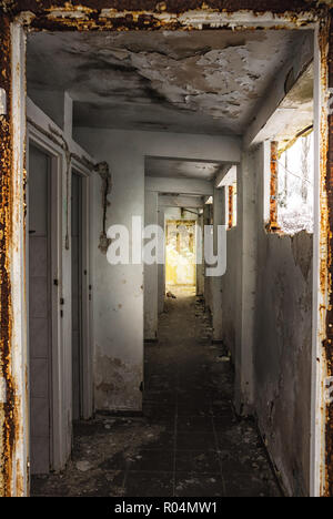 Verlassene Gebäude im Bereich der ungenutzten und zerstörte Campingplatz in der Nähe von MRagowo, Polen. Stockfoto