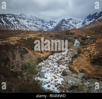 Zugefrorenen Fluss Spröde im Glen spröde Tal, Fee Umfragen touristische Attraktion. Isle of Skye, Scottish Highlands. Stockfoto