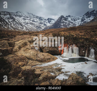 Zugefrorenen Fluss Spröde im Glen spröde Tal, Fee Umfragen touristische Attraktion. Isle of Skye, Scottish Highlands. Stockfoto