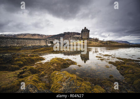 Eilean Donan Castle am Ufer des Schlosses Duich in bewölkten Tag. Mittelalterliche Burg im schottischen Hochland. Stockfoto