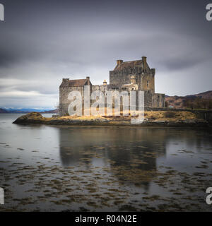 Eilean Donan Castle am Ufer des Schlosses Duich in bewölkten Tag. Mittelalterliche Burg im schottischen Hochland. Stockfoto