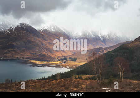Wolken Abdeckung auf die Spitzen der fünf Schwestern von Kintail Bergen, Loch Duich, schottischen Highlands. Stockfoto