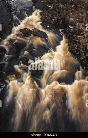 Schwarze Wasser Fluss in den schottischen Highlands - der Bereich von Rogie fällt in der Nähe von Tarvie. Stockfoto