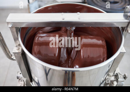 Geschmolzene Schokolade Mischen in einem Edelstahl Mixer Stockfoto