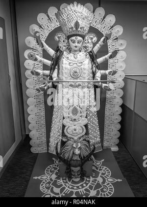 Ein schwarzes und weißes Papier Idol von Herrn Durga während der Durga Puja Feier in einem Büro Räumlichkeiten Stockfoto