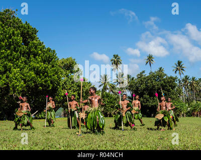 Kinder aus der Gemeinde Waitabu Durchführen traditioneller Tanz auf Taveuni Island, Republik Fidschi, südpazifischen Inseln, Pazifik Stockfoto