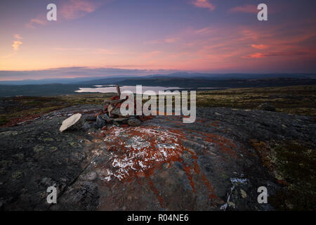 Interessante Felsen auf dem Gipfel eines Hügels in der Nähe von Nordgruvefeltet der Bergbau im mittleren Norwegen. Norwegische weiße Nächte. Stockfoto