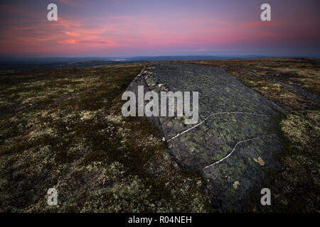 Interessante Felsen auf dem Gipfel eines Hügels in der Nähe von Nordgruvefeltet der Bergbau im mittleren Norwegen. Norwegische weiße Nächte. Stockfoto