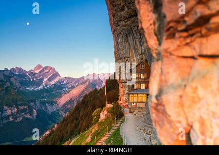 Aescher-Wildkirchli Gasthaus in der Dämmerung, Ebenalp, Appenzell Innerrhoden, Schweiz, Europa Stockfoto