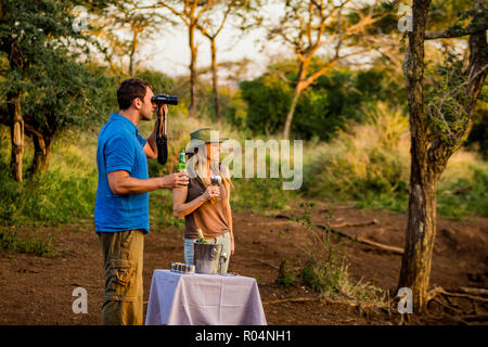 Paar beim Blick auf eine Safari Camp, Zululand, Südafrika, Afrika Stockfoto