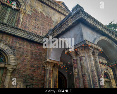 KOLKATA, West Bengal, Indien - 17. Oktober 2018: ein Blick auf ein altes Haus im Kolonialstil in Kalkutta, Kolkata, Indien Stockfoto