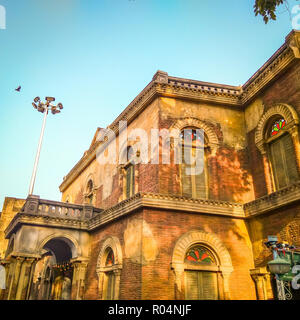 KOLKATA, West Bengal, Indien - 17. Oktober 2018: ein Blick auf ein altes Haus im Kolonialstil in Kalkutta, Kolkata, Indien Stockfoto