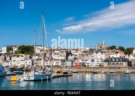 Boote in den Hafen von St. Peter Port, Guernsey, Channel Islands, Großbritannien, Europa Stockfoto