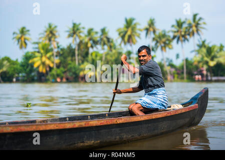 Einbaum Boot in den Backwaters in der Nähe von Alappuzha (Alleppey), Kerala, Indien, Asien Stockfoto