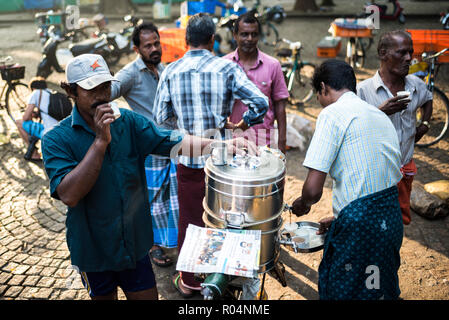 Chai Wallah serviert Tee in Fort Kochi (Cochin), Kerala, Indien, Asien Stockfoto