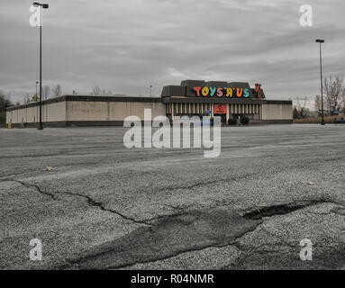 Ton, New York, USA. Oktober 28, 2018. Einer der über 200 geschlossenen Toys R Us Stores in den Vereinigten Staaten, nachdem das Unternehmen die Gesamtvollstreckung im September eingereicht Stockfoto