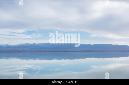 Chaka Salzsee Landschaft, und in der Provinz Qinghai, China, Blauer Himmel und weiße Wolken entfernt Stockfoto