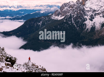 Frau am Berg gegen die schönen Berge reisen Erfolg Stockfoto