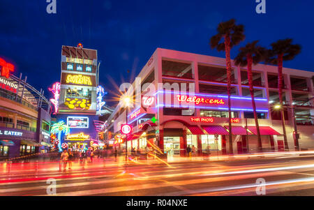 Neonleuchten an der Fremont Street Experience in der Dämmerung, Downtown, Las Vegas, Nevada, Vereinigte Staaten von Amerika, Nordamerika Stockfoto