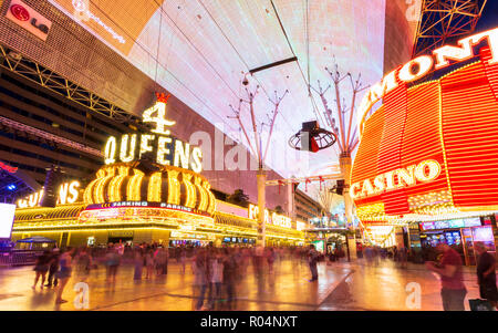 Neonleuchten an der Fremont Street Experience in der Dämmerung, Downtown, Las Vegas, Nevada, Vereinigte Staaten von Amerika, Nordamerika Stockfoto