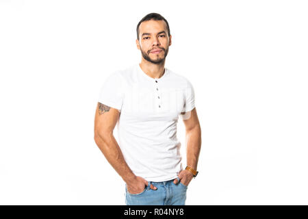 Portrait der mexikanischen gutaussehenden jungen Mann, auf weißem Hintergrund. Stockfoto