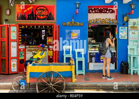 Eine bunte Straßenszene in der Altstadt von Cartagena de Indias, Kolumbien, Südamerika Stockfoto