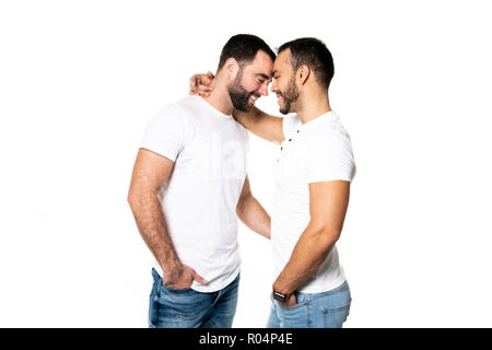 Junge Homosexuelle Homosexuelles Paar lieben einander auf einem weißen Hintergrund. Stockfoto