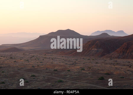 Namibia Landschaft - Sonnenaufgang in den Bergen, Damaraland, Namibia Afrika Stockfoto
