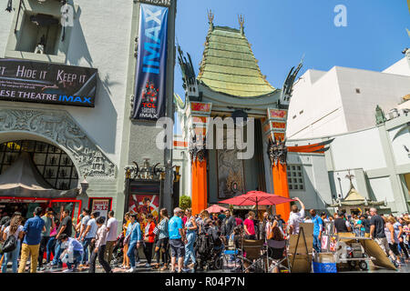 Blick auf Grauman's Chinese Theatre am Hollywood Boulevard, Hollywood, Los Angeles, Kalifornien, Vereinigte Staaten von Amerika, Nordamerika Stockfoto