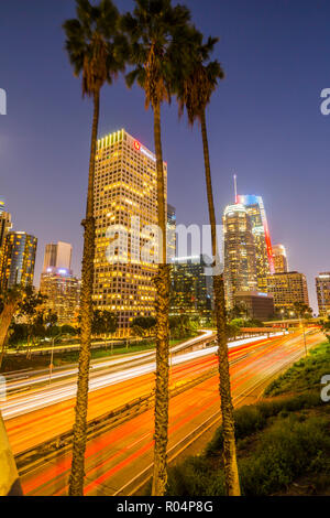 Blick auf die Skyline der Innenstadt und Hafen Autobahn bei Dämmerung, Los Angeles, Kalifornien, Vereinigte Staaten von Amerika, Nordamerika Stockfoto