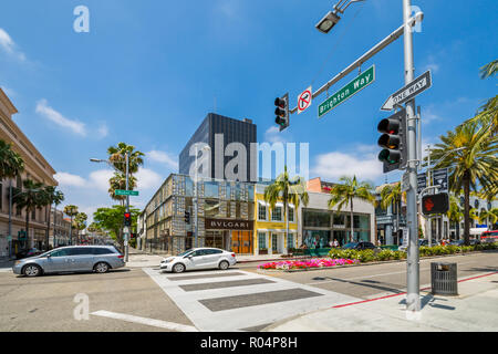 Blick auf Geschäfte am Rodeo Drive, Beverly Hills, Los Angeles, Kalifornien, Vereinigte Staaten von Amerika, Nordamerika Stockfoto