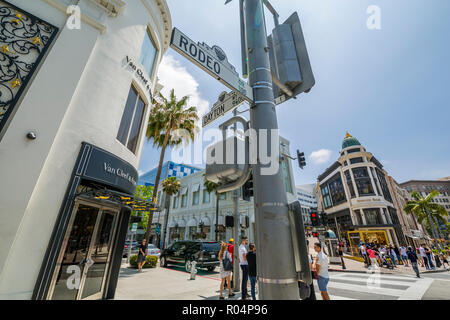 Blick auf Geschäfte am Rodeo Drive, Beverly Hills, Los Angeles, Kalifornien, Vereinigte Staaten von Amerika, Nordamerika Stockfoto