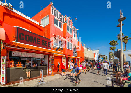 Blick auf die bunten Geschäfte am Ocean Front Walk in Venice Beach, Los Angeles, Kalifornien, Vereinigte Staaten von Amerika, Nordamerika Stockfoto