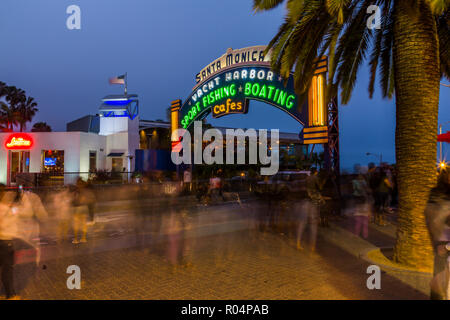 Eingang zum Santa Monica Pier in der Dämmerung, Santa Monica, Los Angeles, Kalifornien, Vereinigte Staaten von Amerika, Nordamerika Stockfoto