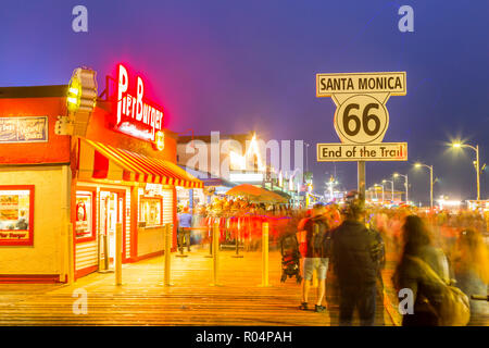 Blick auf Geschäfte und Route 66 End of Trail sign on Santa Monica Pier, Santa Monica, Los Angeles, Kalifornien, Vereinigte Staaten von Amerika, Nordamerika Stockfoto