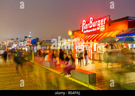 Blick auf Geschäfte und Route 66 End of Trail sign on Santa Monica Pier, Santa Monica, Los Angeles, Kalifornien, Vereinigte Staaten von Amerika, Nordamerika Stockfoto