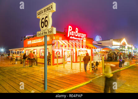 Blick auf Geschäfte und Route 66 End of Trail sign on Santa Monica Pier, Santa Monica, Los Angeles, Kalifornien, Vereinigte Staaten von Amerika, Nordamerika Stockfoto