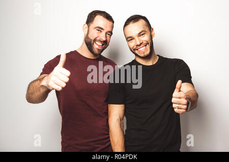 Junge Homosexuelle Homosexuelles Paar lieben einander auf einem weißen Hintergrund. Stockfoto