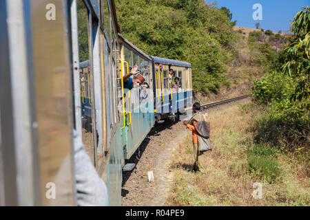 Die Himalayan Queen Spielzeugeisenbahn auf der Kalka, Shimla Eisenbahn, UNESCO-Weltkulturerbe, Nordwest Indien, Asien Stockfoto