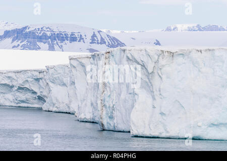 Gletscher Gesicht an Negribreen, Ostküste von Spitzbergen, einer Insel in Svalbard, Arktis, Norwegen, Europa Stockfoto