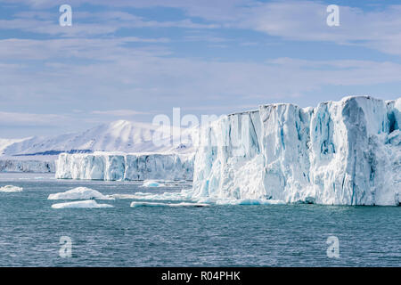 Gletscher Gesicht an Negribreen, Ostküste von Spitzbergen, einer Insel in Svalbard, Arktis, Norwegen, Europa Stockfoto