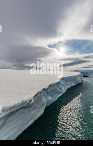 Gletscher Gesicht an Negribreen, Ostküste von Spitzbergen, einer Insel in Svalbard, Arktis, Norwegen, Europa Stockfoto