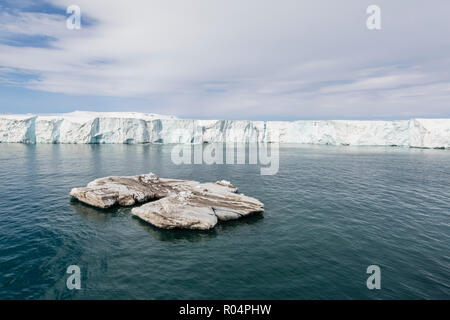 Gletscher Gesicht an Negribreen, Ostküste von Spitzbergen, einer Insel in Svalbard, Arktis, Norwegen, Europa Stockfoto