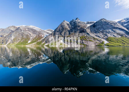 Die schneebedeckten Berge in den ruhigen Wassern der Nordfjord wider, tief im Inneren der Melfjord, Norwegen, Skandinavien, Europa Stockfoto
