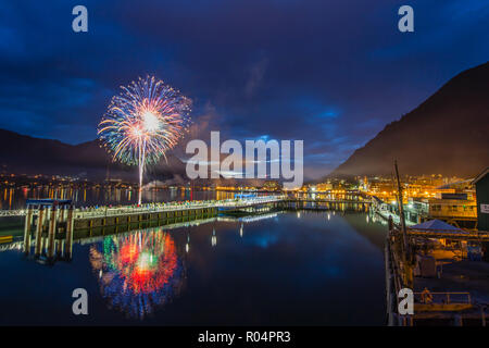 Am 4.Juli Feuerwerk aus der Innenstadt in den Hafen von Juneau, Alaska, Vereinigte Staaten von Amerika, Nordamerika Stockfoto