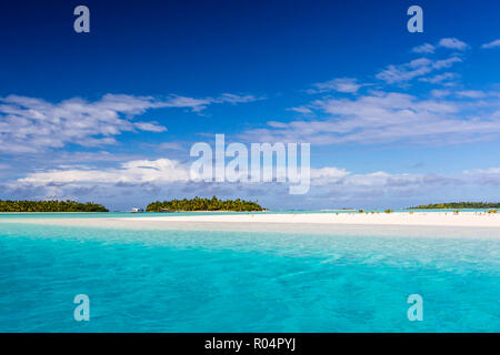 Kokosnuss Palmen säumen den Strand auf einem Fuß Insel Aitutaki, Cook Inseln, Südpazifik Inseln, Pazifik Stockfoto