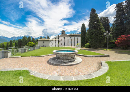 Gärten und Fassade der Abtei von Piona Priorato (Abbazia di Piona), Colico, Lecco Provinz, Lombardei, Italien, Europa Stockfoto